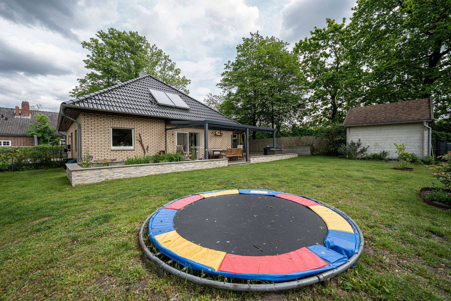 Traumhaftes Familienhaus mit Sauna, Garten und moderner Wohnatmosphäre – Hamburg – Vorschaubild 2