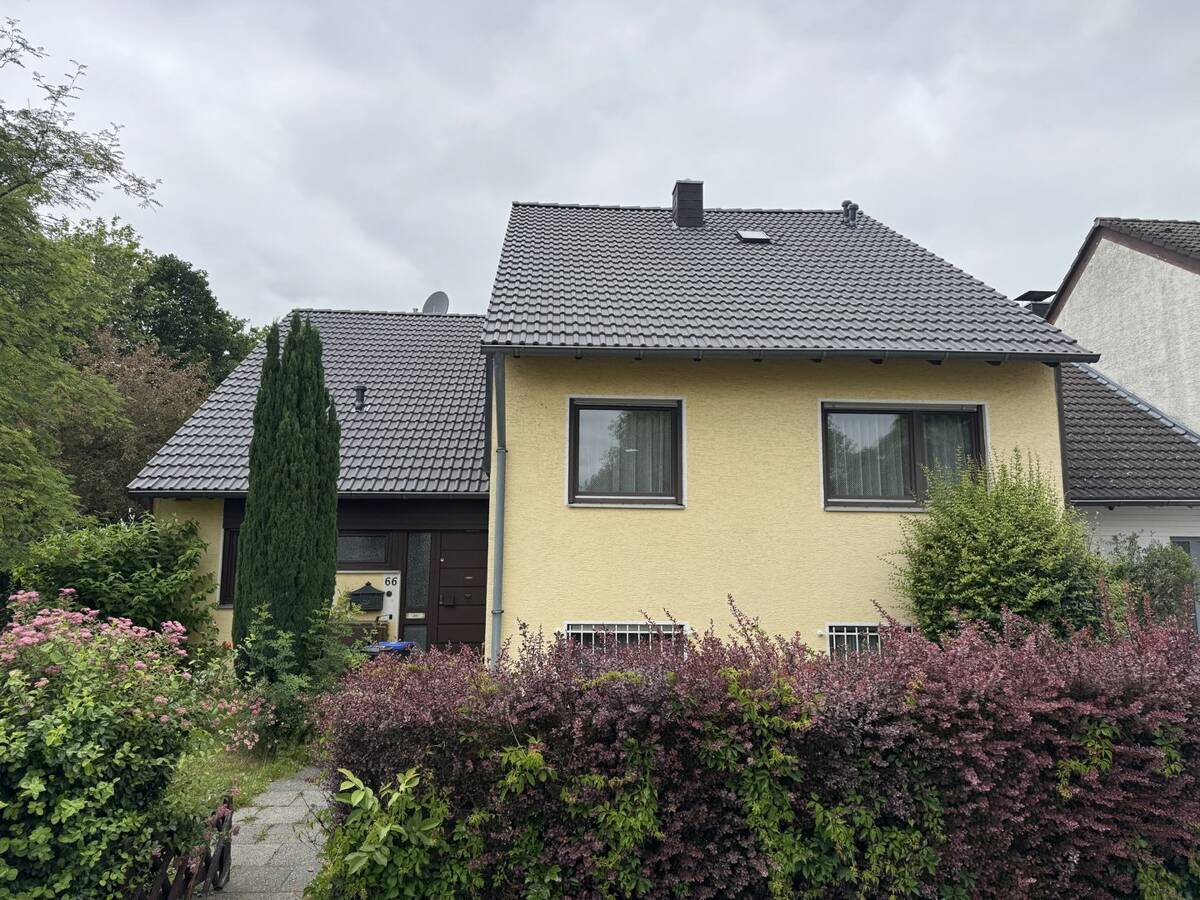 Individuelle Splitlevel-Bauweise mit Ausbaupotential am Feldrand von Lövenich – 50859 Köln – Bild 1 von 9