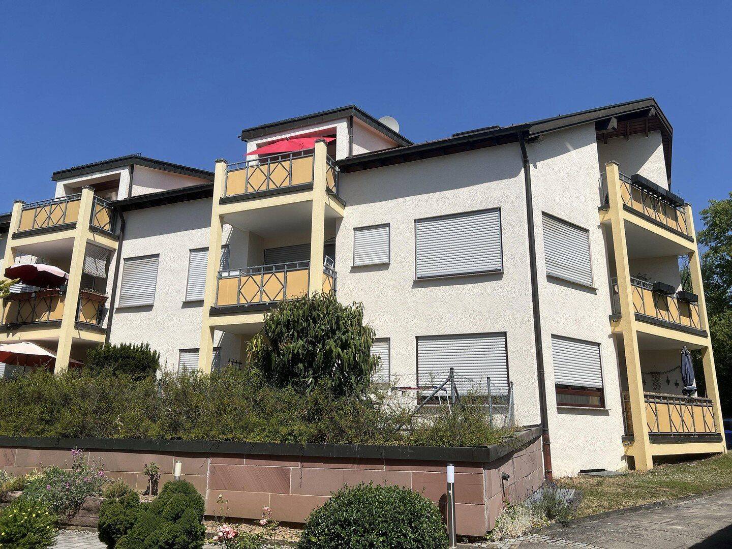 Porsche praktisch vor der Haustür: 3-Zimmer Wohnung mit zwei Balkonen und Tiefgaragenstellplatz – Stuttgart – Vorschaubild 2