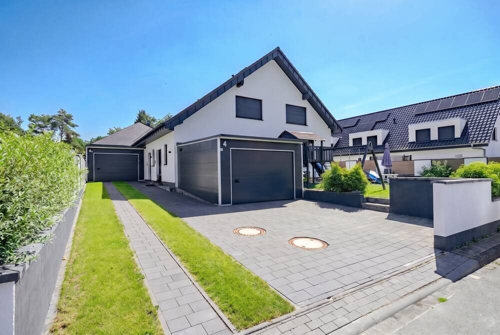Exklusives energieeffizientes EFH mit PV-Anlage und Einliegerwohnung!