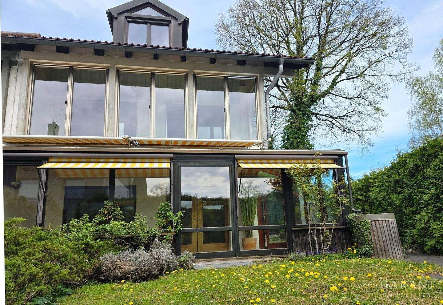 Bad Aibling Mitte: Endlich genug Platz! Vielseitiges Familienhaus mit 8 Zimmern und Gewerbeoption! – Bad Aibling – Bild 1 von 9