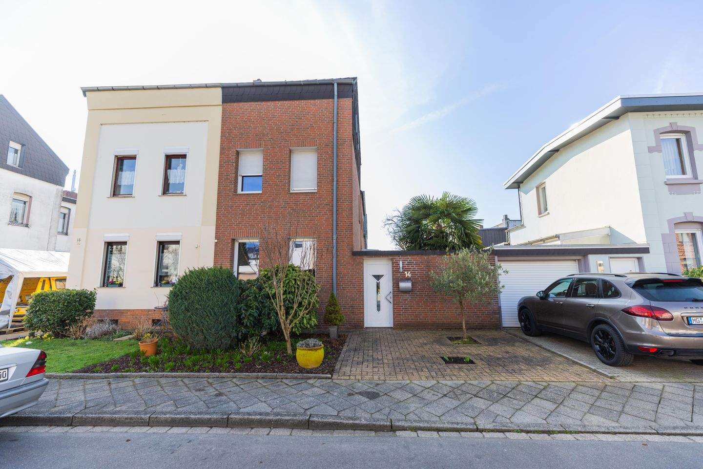 Charmante Doppelhaushälfte mit zwei Wohneinheiten und modernisierter Ausstattung