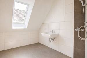 Moderne Neubau-Dachgeschosswohnung mit Balkon und ausgebautem Spitzboden – 26624 Südbrookmerland – Vorschaubild 6