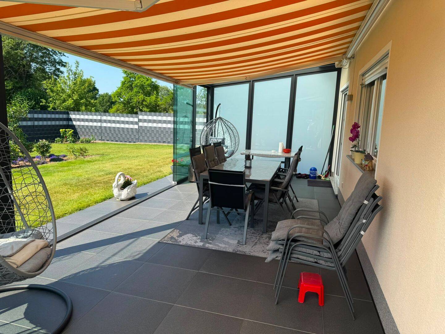 Dieses charmante Einfamilienhaus aus dem Baujahr 2001 überzeugt mit einem großzügigen Platzangebot und einem liebevoll angelegten Grundstück. – Herforst – Vorschaubild 7