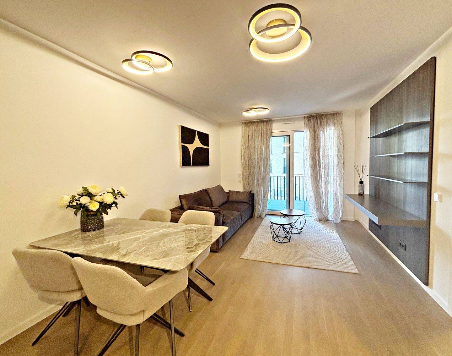 Hochwertig möblierte 2-Zimmer-Wohnung mit großzügigem Balkon