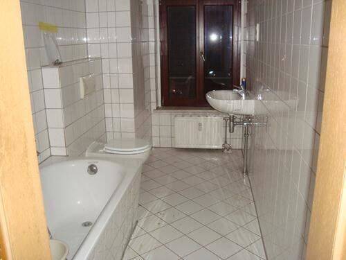 * Großzügige 1-Zimmer mit neuem Laminat und Wannenbad im Zentrum! * – Chemnitz – Vorschaubild 3