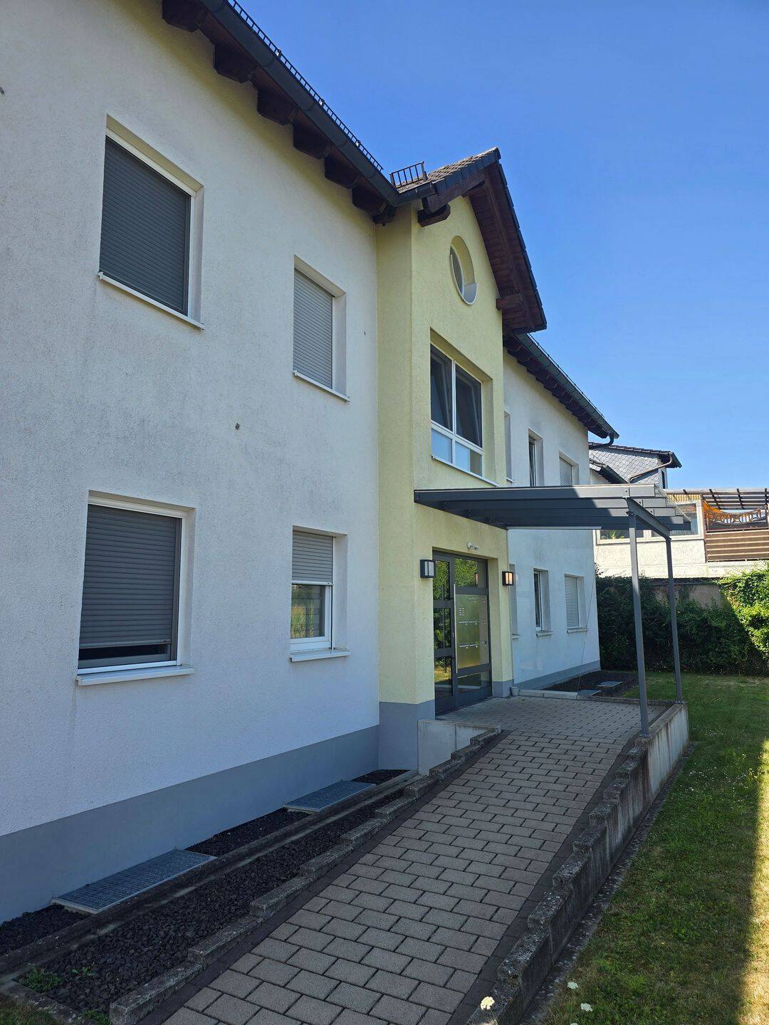 Helle Dachgeschosswohnung mit Feldrandlage