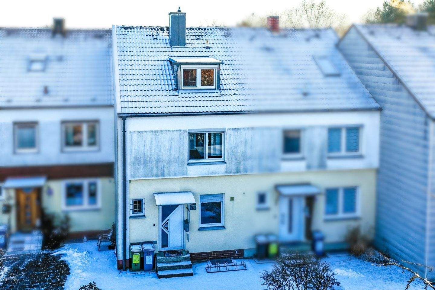 Gepflegtes Reihenmittelhaus mit eigenem TG-Stellplatz, unweit der AUDI AG in Ingolstadt – Ingolstadt – Bild 1 von 9