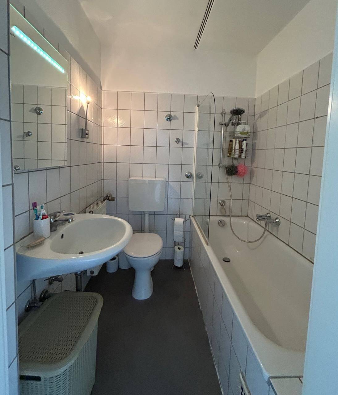 Lichtdurchflutetes 2-Zimmer-Raumwunder im 3. OG: Moderner Schnitt, Traumblick vom Balkon & separater Eingang! – Essen – Vorschaubild 8