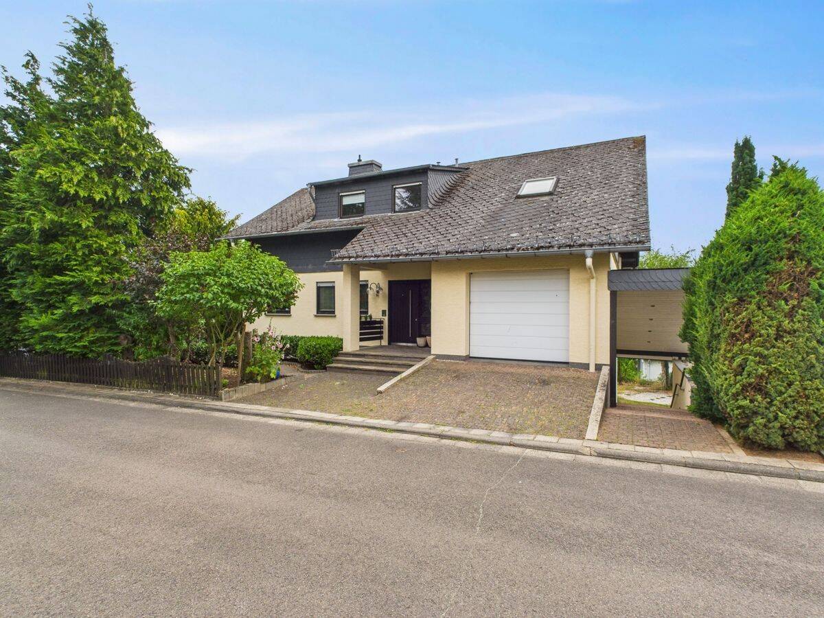 Großzügiges Einfamilienhaus mit ELW, großem Garten in ruhiger Wohnlage von Kümbdchen bei Simmern. – Kümbdchen – Bild 1 von 9