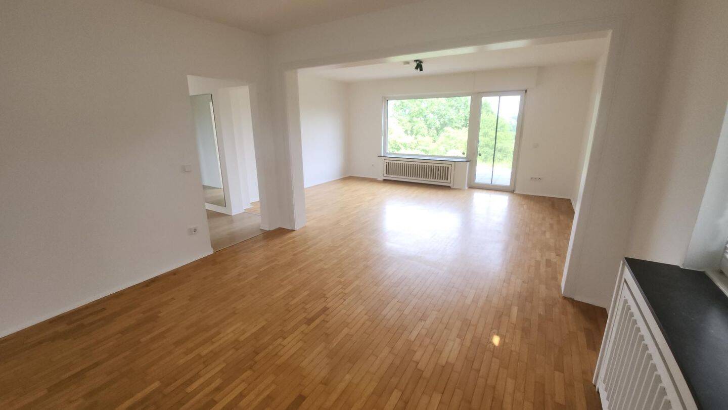 Freistehendes Einfamilienhaus in traumhafter Lage oberhalb von Saarn mit herrlichem Garten, großer Terrasse und Weitblick über das Ruhrtal – Mülheim an der Ruhr – Vorschaubild 4