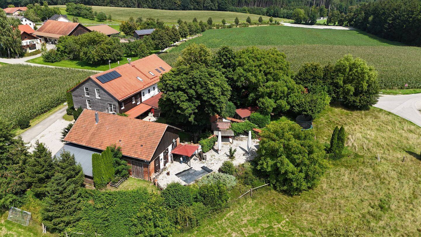 Einzigartiges Anwesen mit großzügigem 2-Familienhaus, Gewerbeeinheit und Möglichkeit zur Tierhaltung – Neufraunhofen – Bild 1 von 9