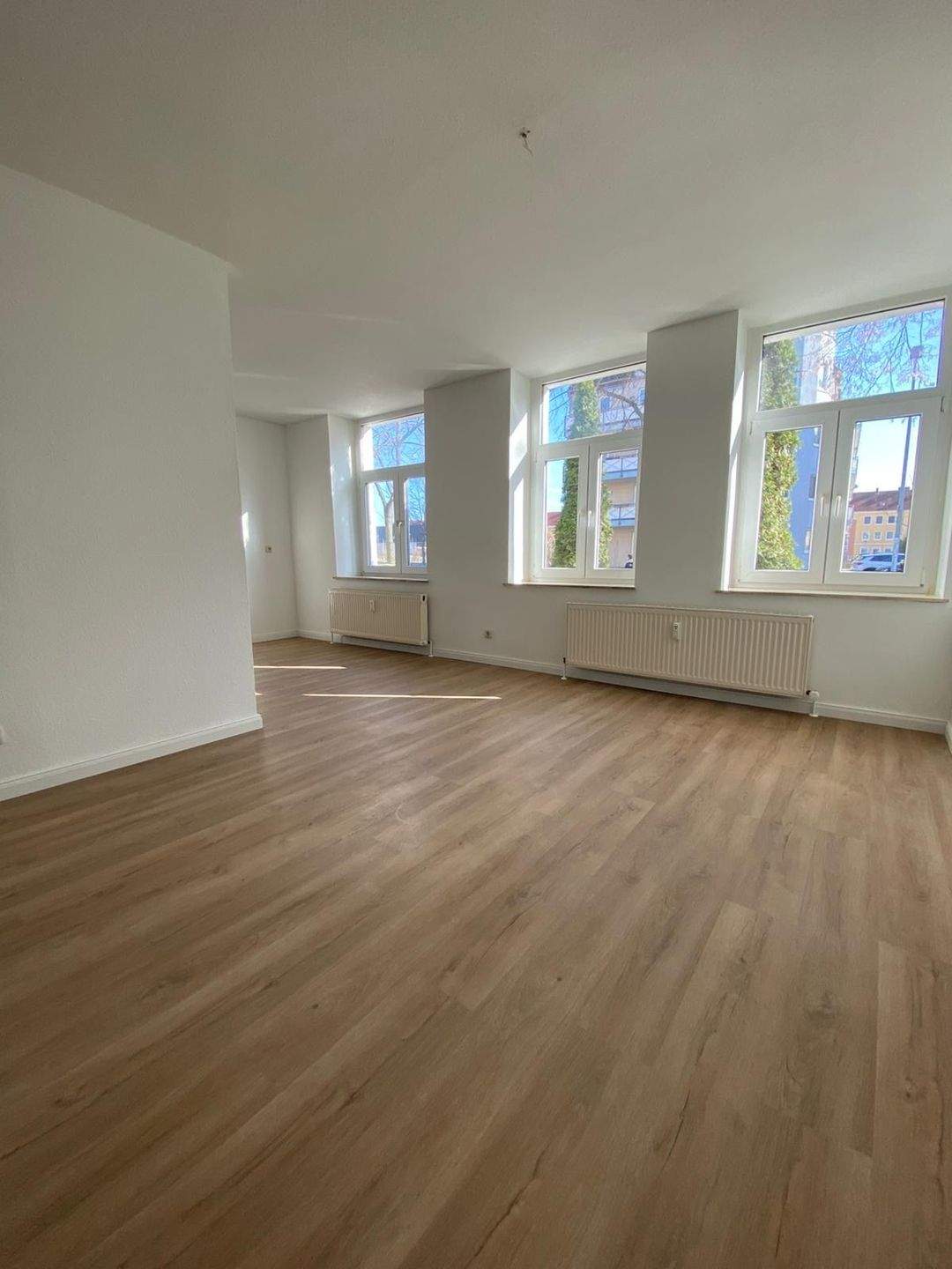 Frisch renoviert, Einbauküche & Tageslichtbad mit Wanne – Magdeburg – Vorschaubild 3