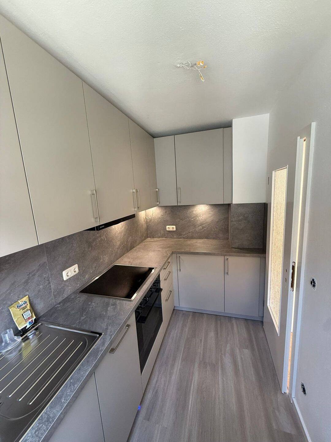 Frisch renovierte 2-Zimmer-Wohnung mit Balkon // Hochwertige neue Einbauküche inkl. Geräten // Modernisierte Böden // München-Kirchtrudering – München – Vorschaubild 8