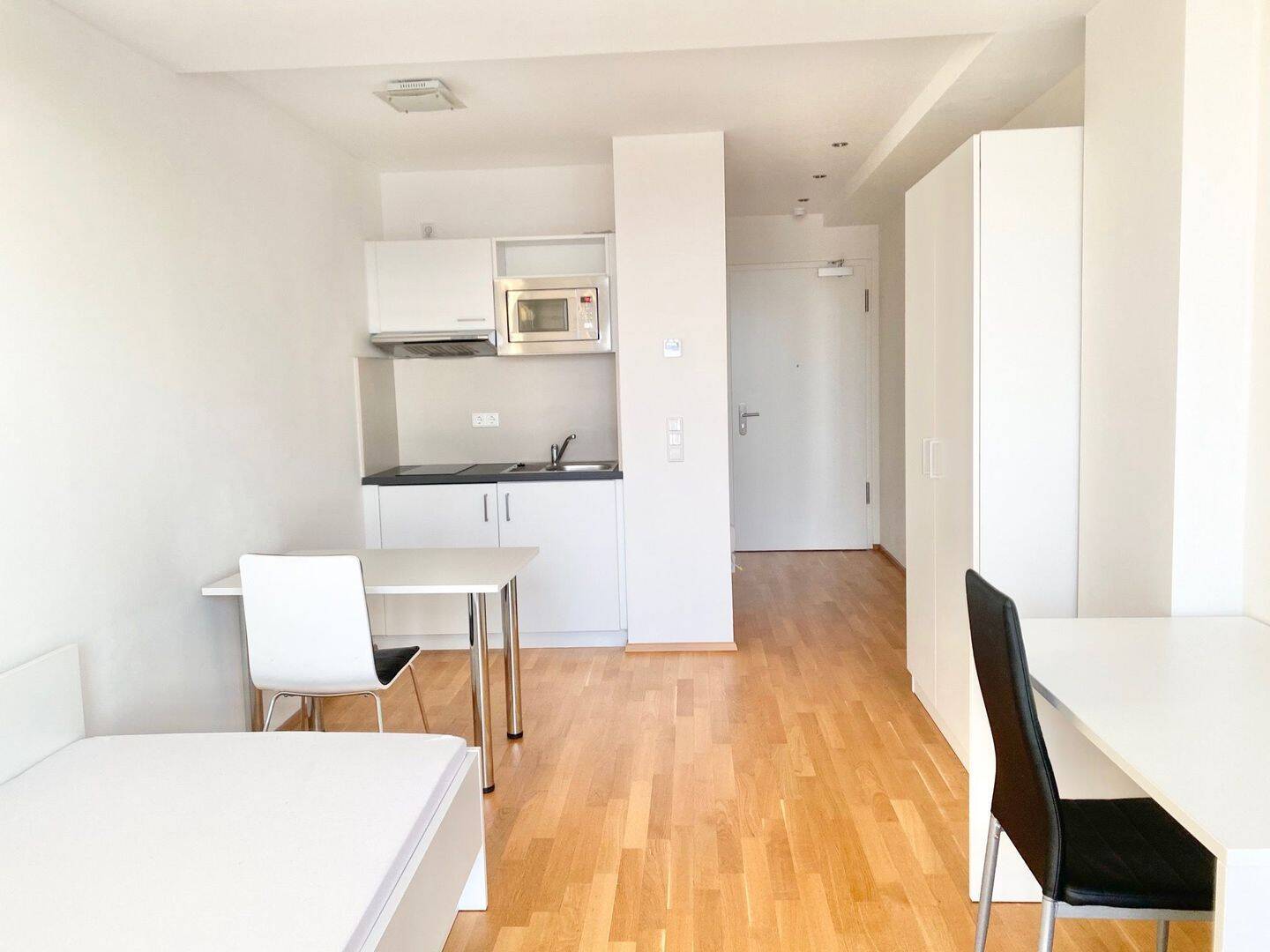 TOP GEPFLEGTE VOLL MÖBLIERTE 1 ZIMMER WOHNUNG MIT BALKON UND TIEFGARAGEN STELLPLATZ – Nürnberg – Vorschaubild 3