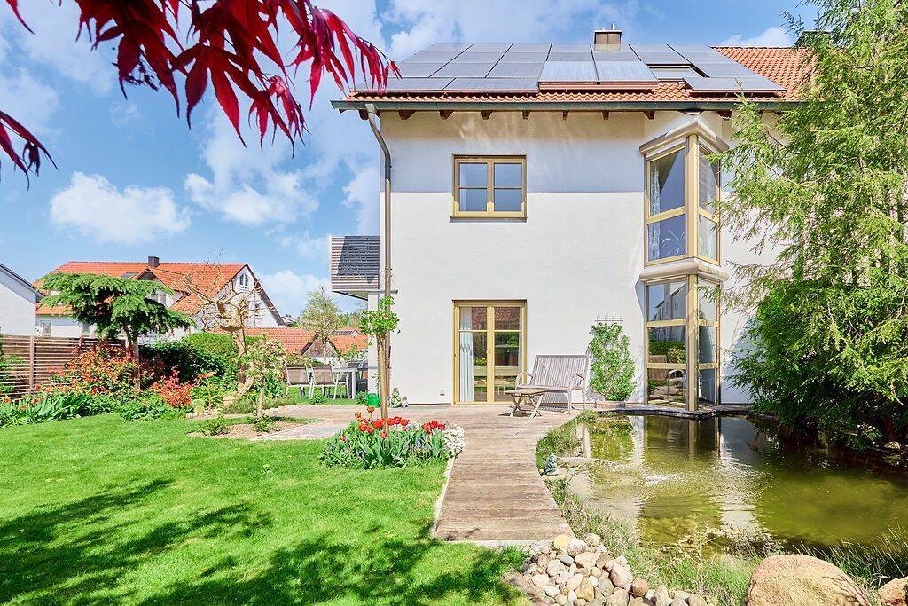 ***Wohnen mit Luxusgefühl: PV-Speicher, Schwedenofen, Gartenoase & intelligente Raumaufteilung***