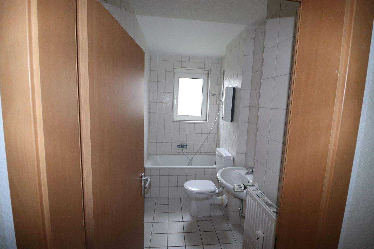 Ab 01.08. 2,5-Raum Wohnung bald mit Balkon inkl. Treppenhausreinigung, Winterdienst – Oberhausen – Vorschaubild 3