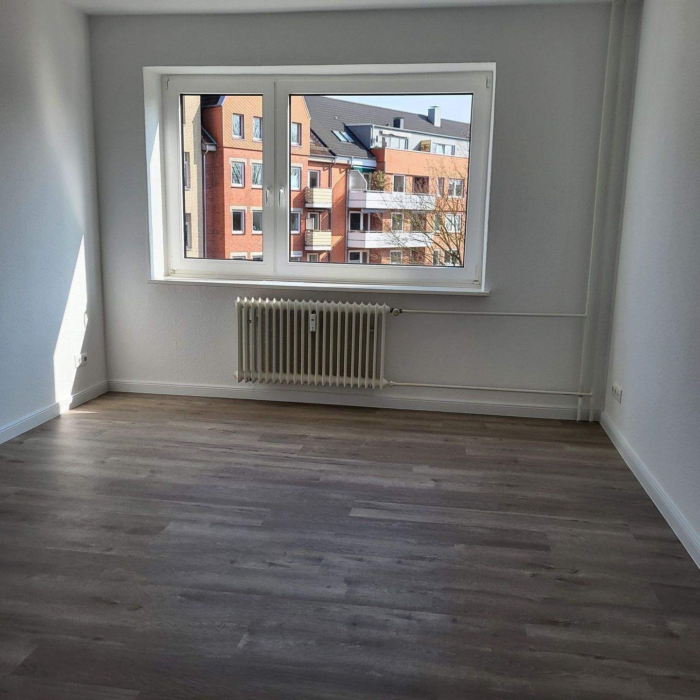 3 - Zimmer-Wohnung Nh Schrevenpark/Exerzierplatz *** Laminat/neuwertige EBK / Duschbad – Kiel – Vorschaubild 8
