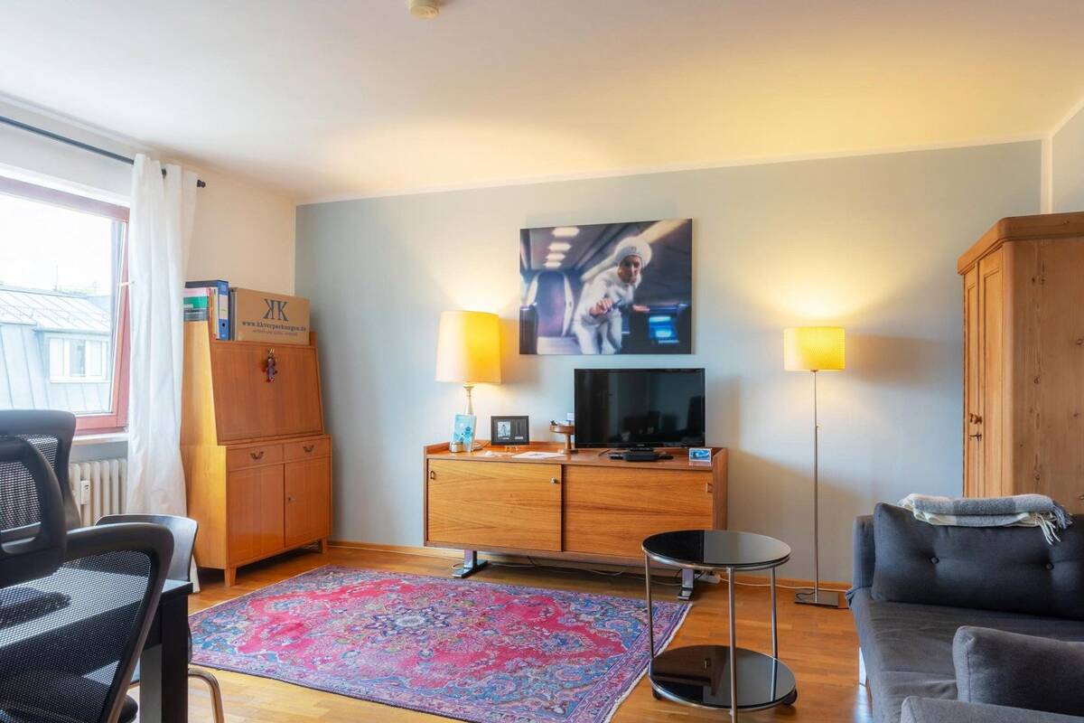PROVISIONSFREI: Schwabinger Stadtjuwel - helle 2-Zi-Whg in oberster Etage, Balkon und Aufzug – 80796 München – Bild 1 von 9