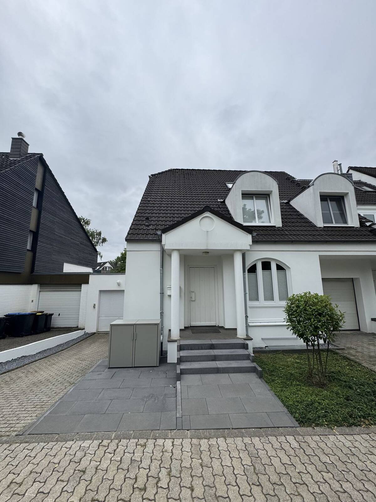Gepflegtes Reihenhaus mit Einbauküche, Garage und Garten – 40547 Düsseldorf – Bild 1 von 9