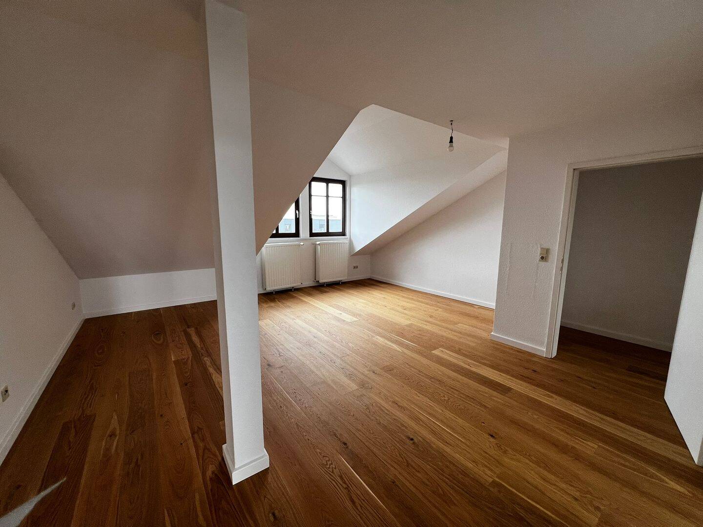 Bezugsfreie, schön geschnittene Dachgeschosswohnung mit Wannenbad in zentraler Lage – Leipzig – Vorschaubild 7