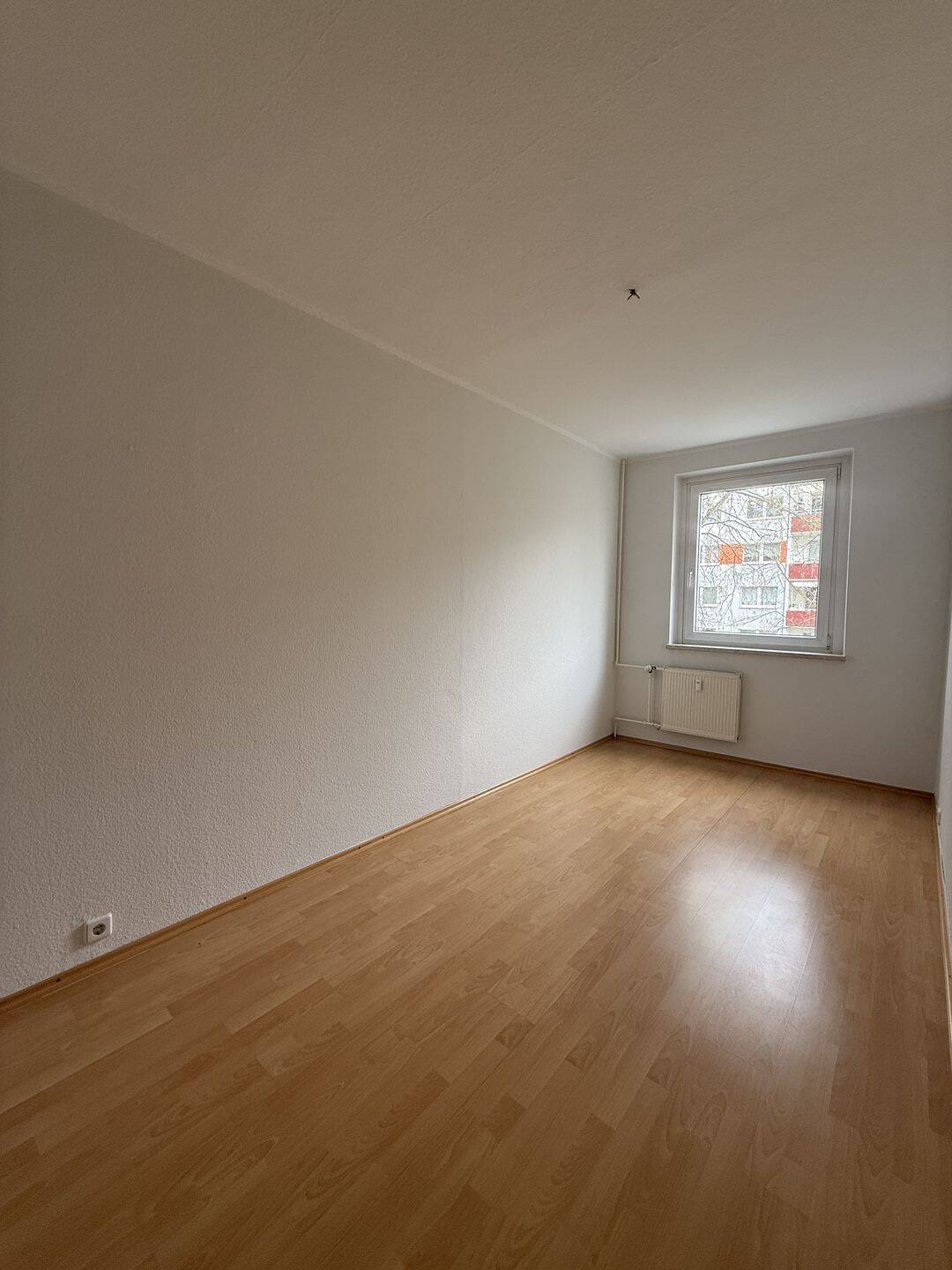 Wohnen in 1A-Lage . Renovierte 3 Zimmer-Wohnung. Balkon mit Blick auf die Schrote – Magdeburg – Vorschaubild 7