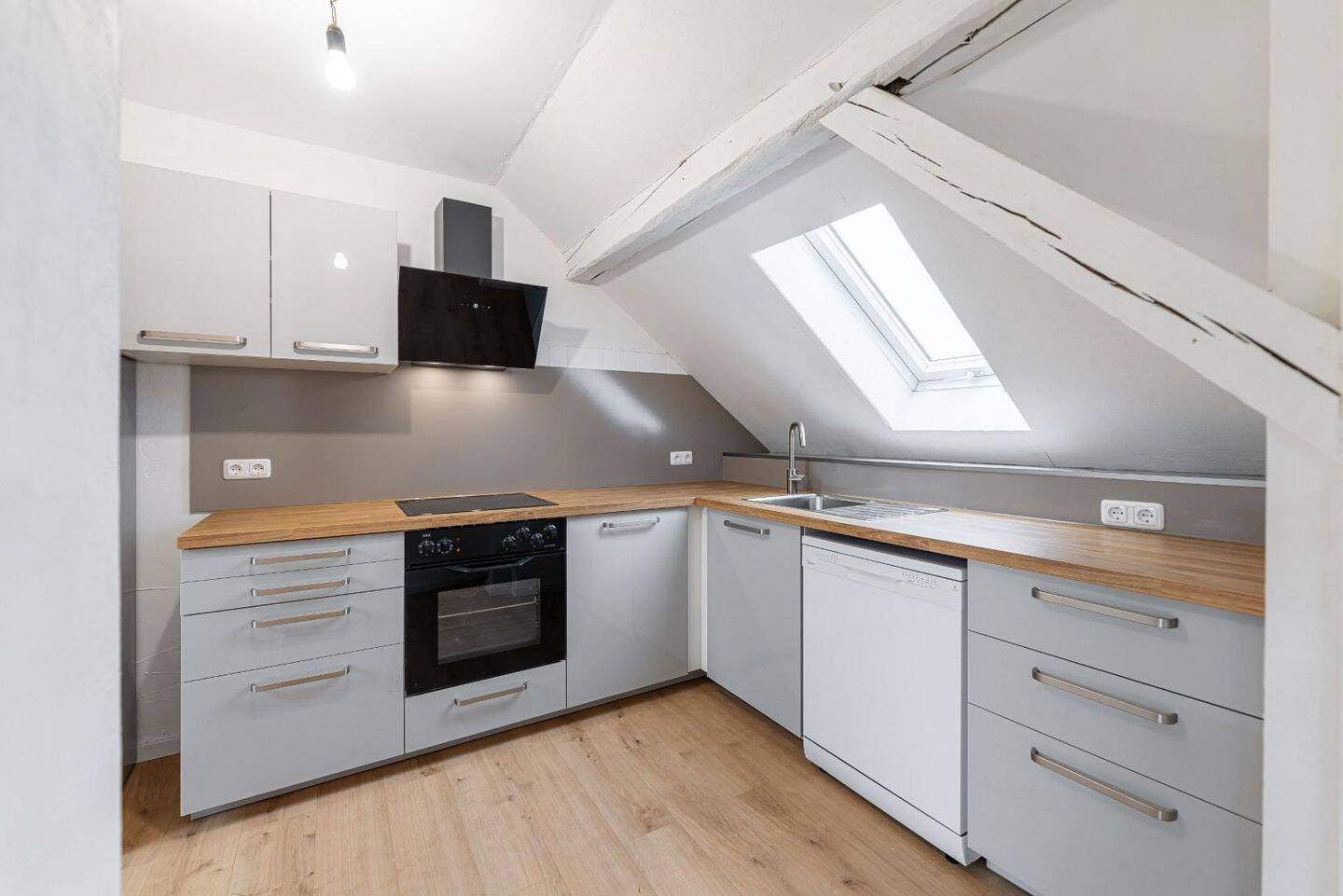Wunderschöne 3 Zi Dachgeschoss Wohnung mit Balkon und Küche – Nürnberg – Vorschaubild 2