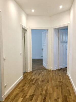 Stilvoll modernisierte Altbauwohnung mit Balkon im beliebten Florakiez – 13187 Berlin – Vorschaubild 2