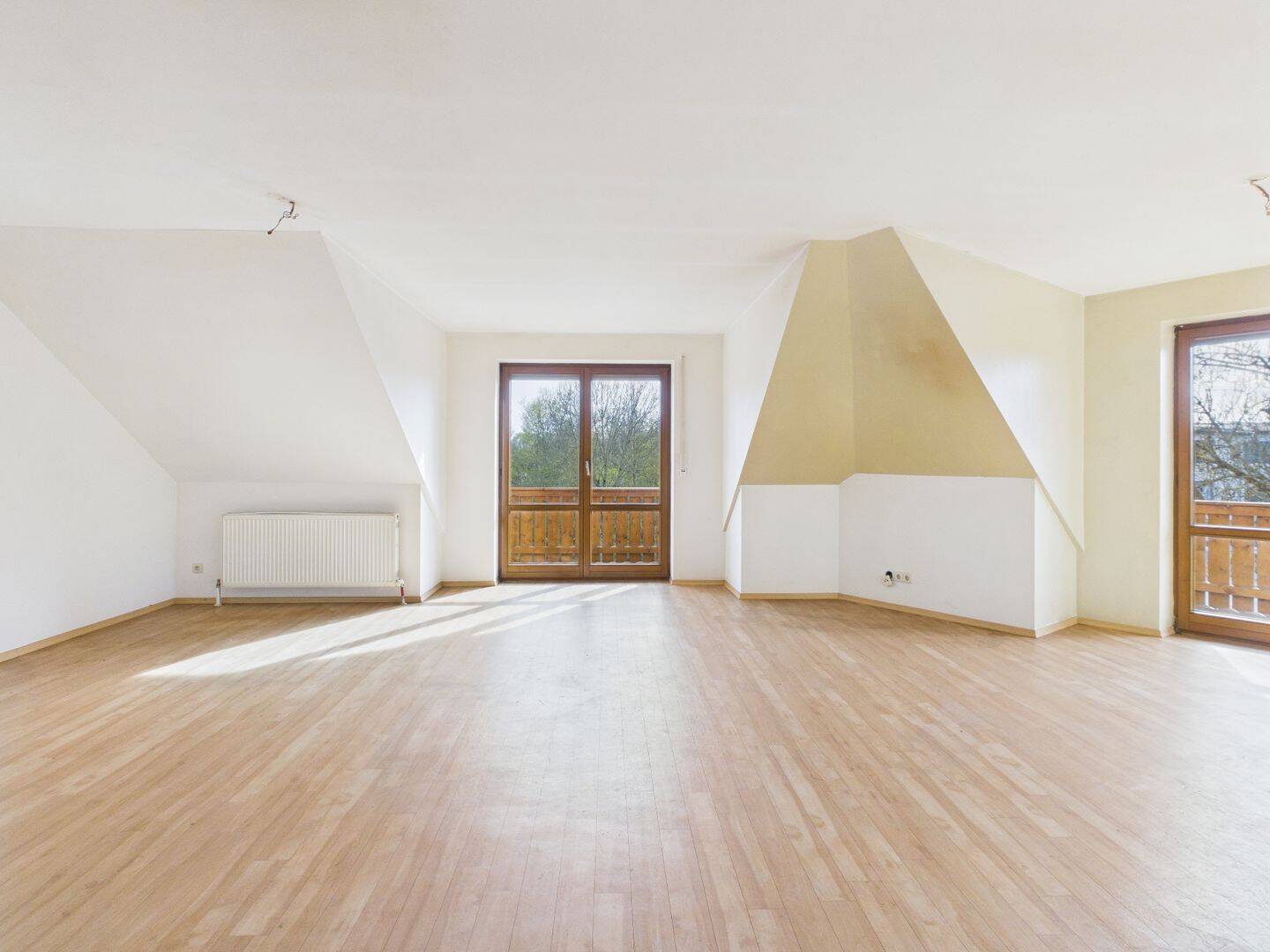Renovierungsbedürftig aber sofort verfügbar! 3-ZKB im Dachgeschoss, zwei Balkone, Garage und Keller! – Ingolstadt – Vorschaubild 5