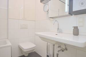 Schicke möblierte 2-Zimmer Altbau-Wohnung mit Balkon und Glasfaser in Wiesbaden Biebrich – 65203 Wiesbaden – Vorschaubild 4