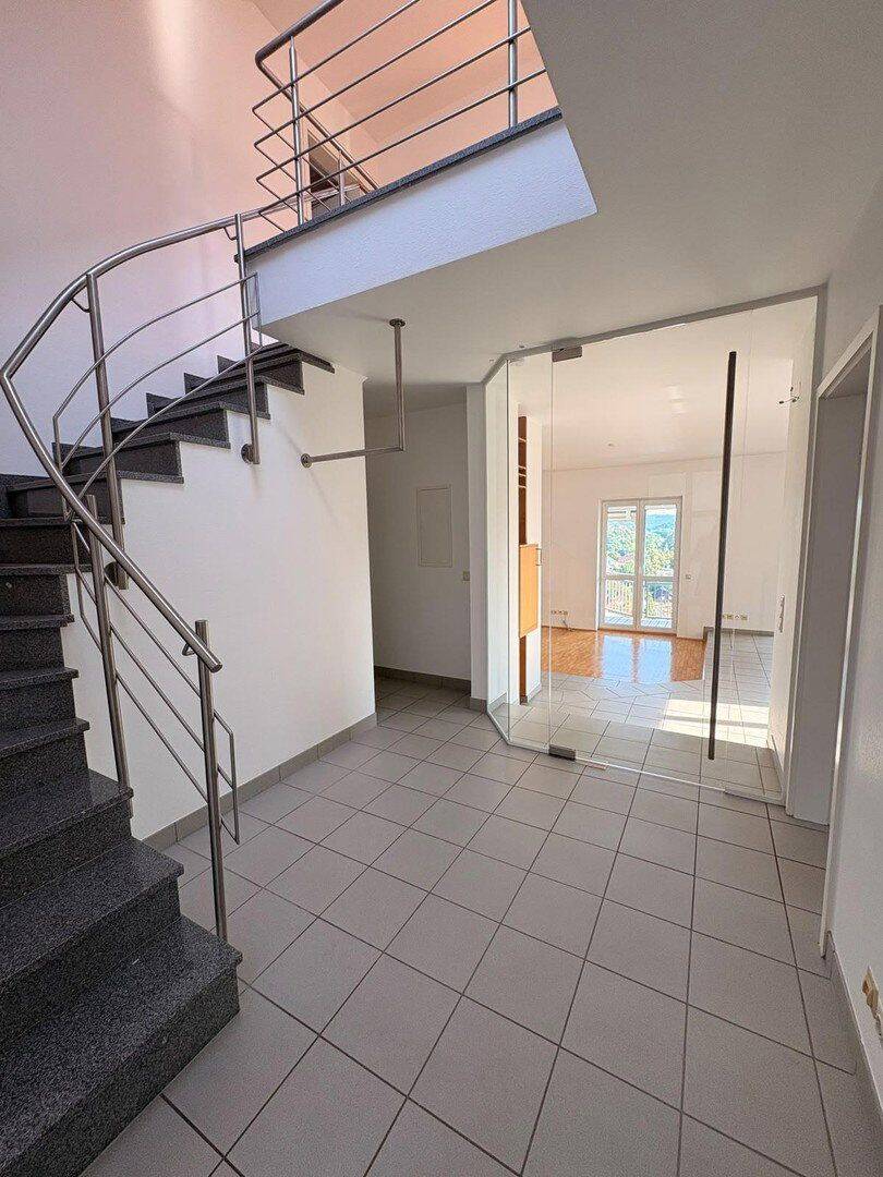 Wohnen wie im Haus: 4-Zimmer-Maisonette mit Talblick, Balkon und Carport – Würzburg – Vorschaubild 6