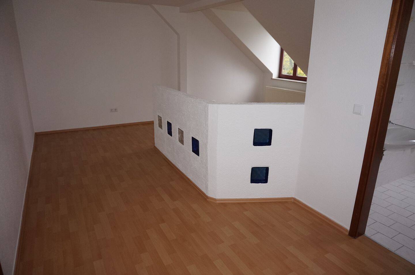 DG / 1-Zi-Whg. mit Laminat - Bad mit Fenster + Dusche – Chemnitz – Vorschaubild 5