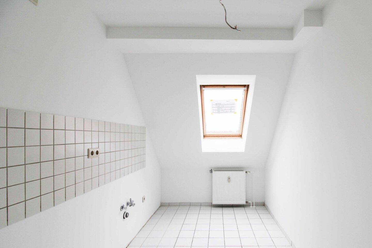 Sofort bezugsfrei: Frisch renovierte Dachgeschosswohnung (ohne Aufzug) im Altbau mit großem Balkon – Berlin – Vorschaubild 6