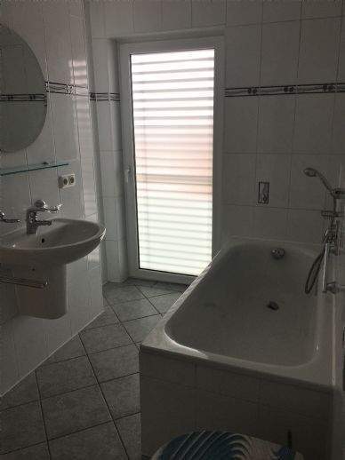 Helle, ruhige 3-Zi-Wohnung im 1.OG mit EBK, 2 Bäder und 2 große Balkone! Direkt am Park! – München – Vorschaubild 9