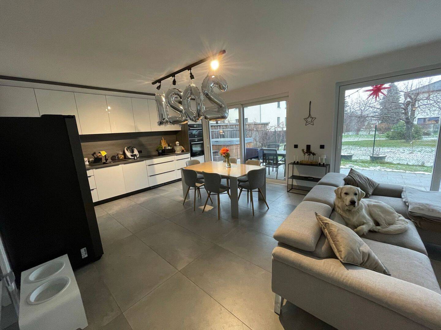 Modernes Einfamilienhaus mit EBK, Terrasse, Balkon, Grünflächen und Carport – Dresden – Vorschaubild 3