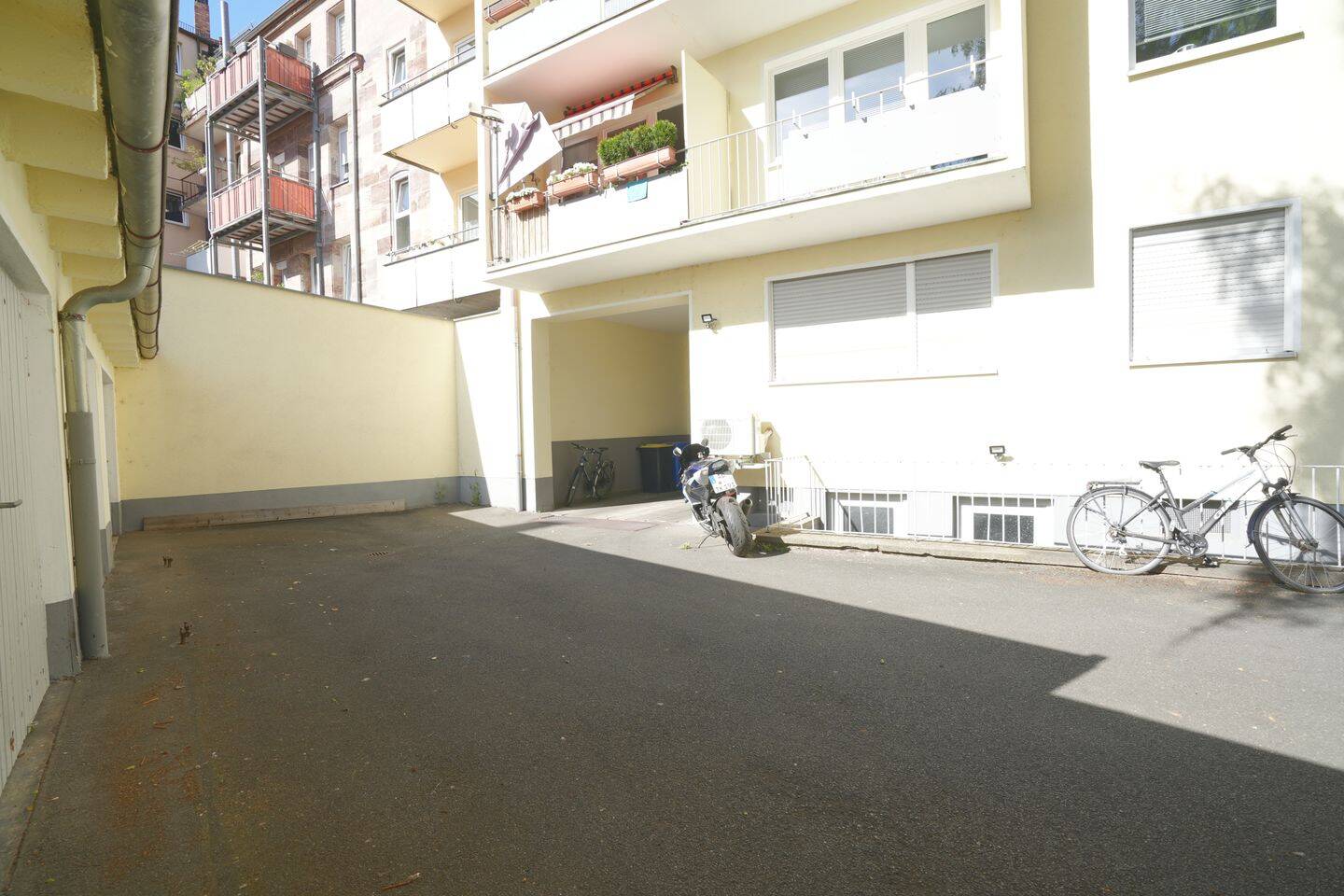 Top gepflegte 2-Zimmer-Wohnung mit Balkon und Stellplatz in zentraler Lage in Nürnberg – Nürnberg – Vorschaubild 2