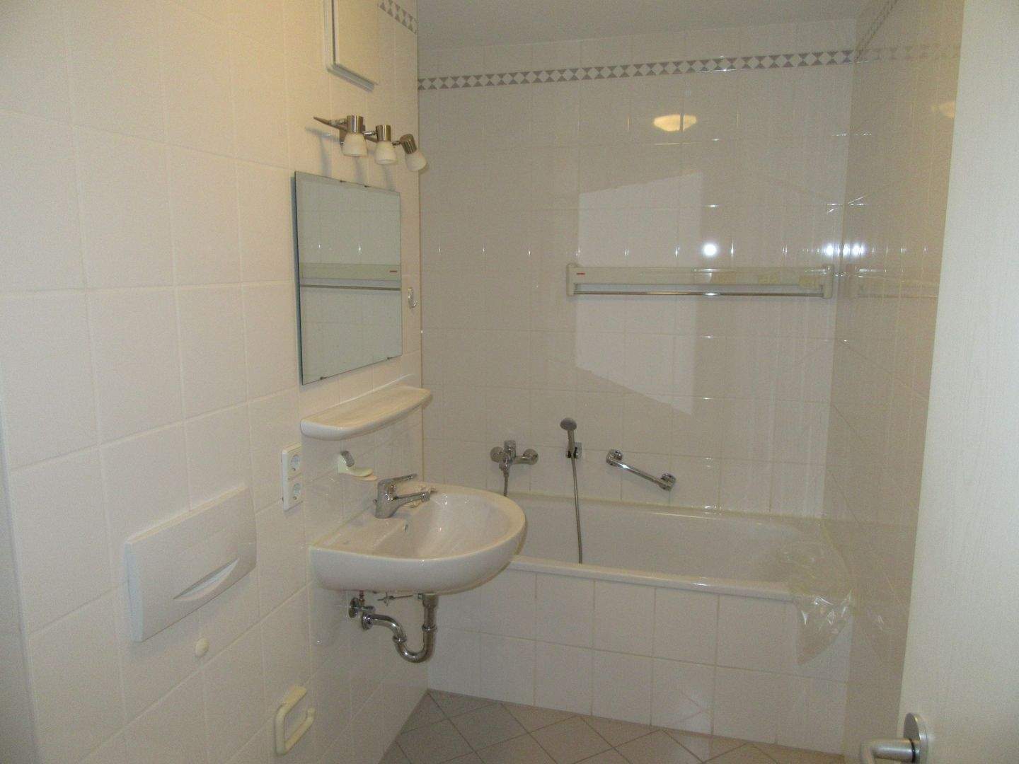 Helle und freundliche 2-Raum-Wohnung im Dresdner Norden! Mit Balkon, Einbauküche, Parkett, Aufzug und Tiefgarage in ruhiger Lage! – Dresden – Vorschaubild 9