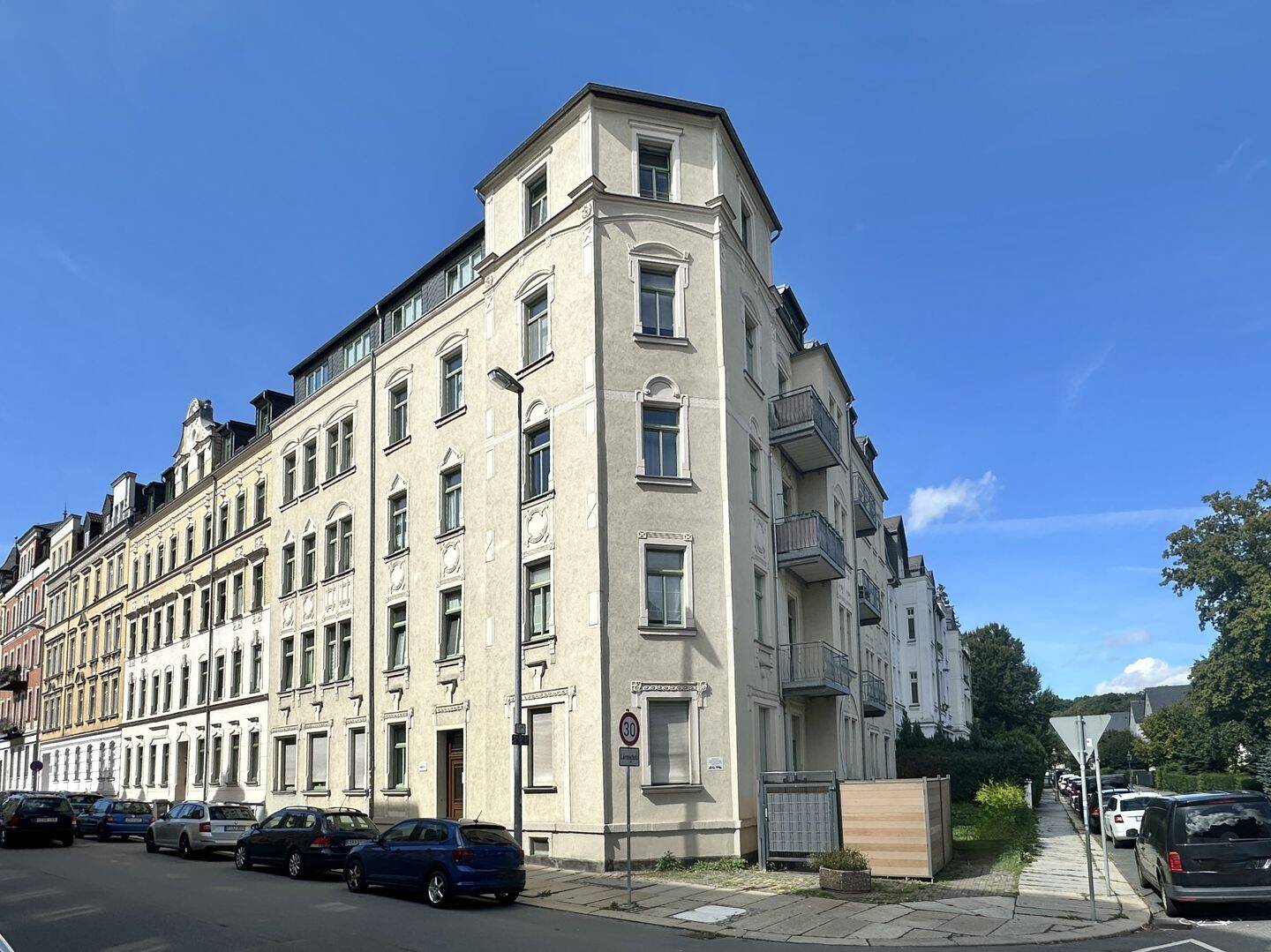 Praktisch geschnittene 2-Zimmer-Wohnung mit Einbauküche und Bad - gut vermietet in attraktiver Schlossberg-Lage