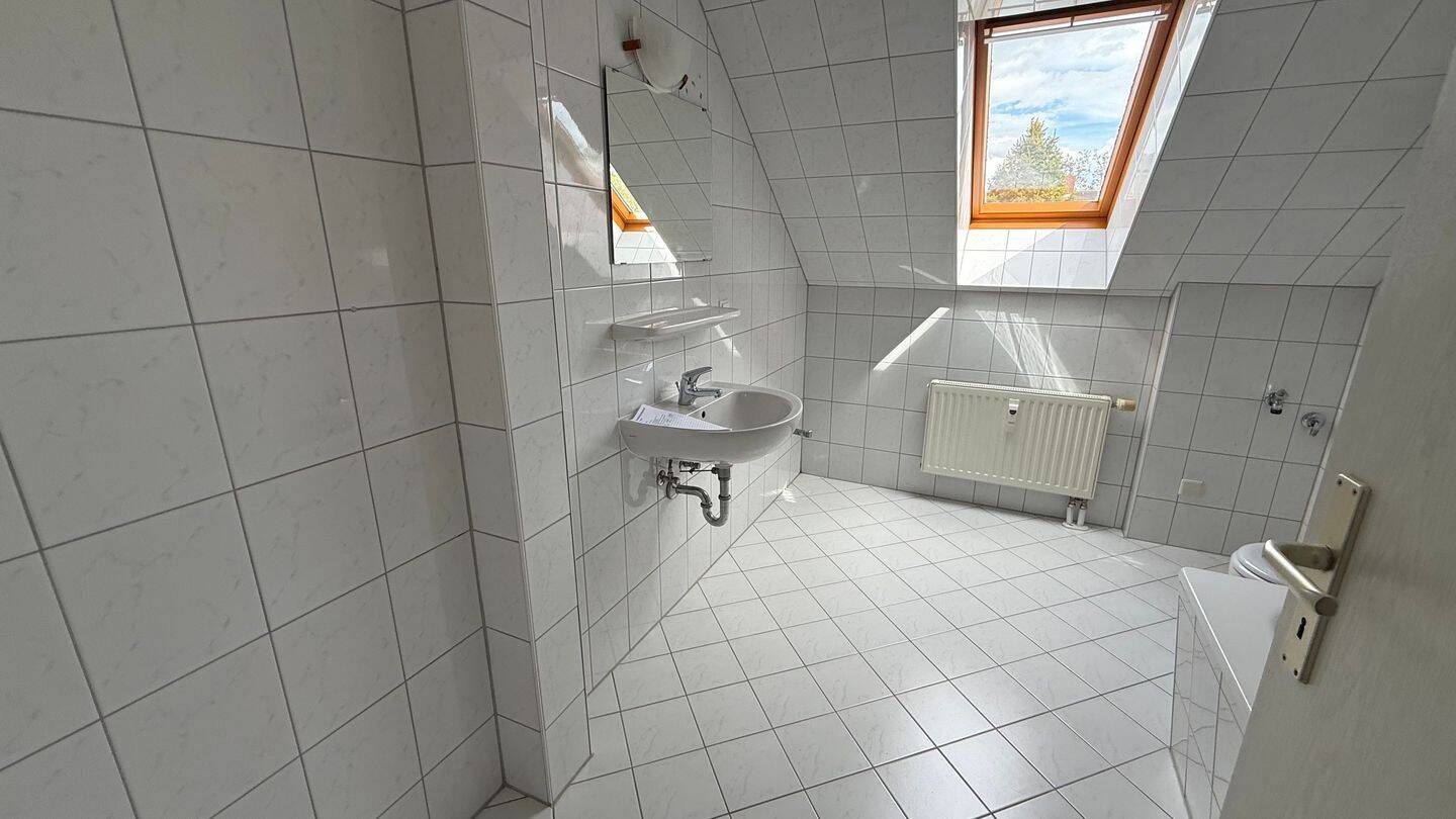 EBK inklusive !!! - im DG - WG-gerecht - Bad mit Fenster – Chemnitz – Vorschaubild 9