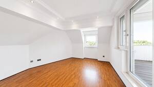 Großzügige Dachgeschosswohnung mit Loggia und Aufzug – 60435 Frankfurt am Main – Vorschaubild 4