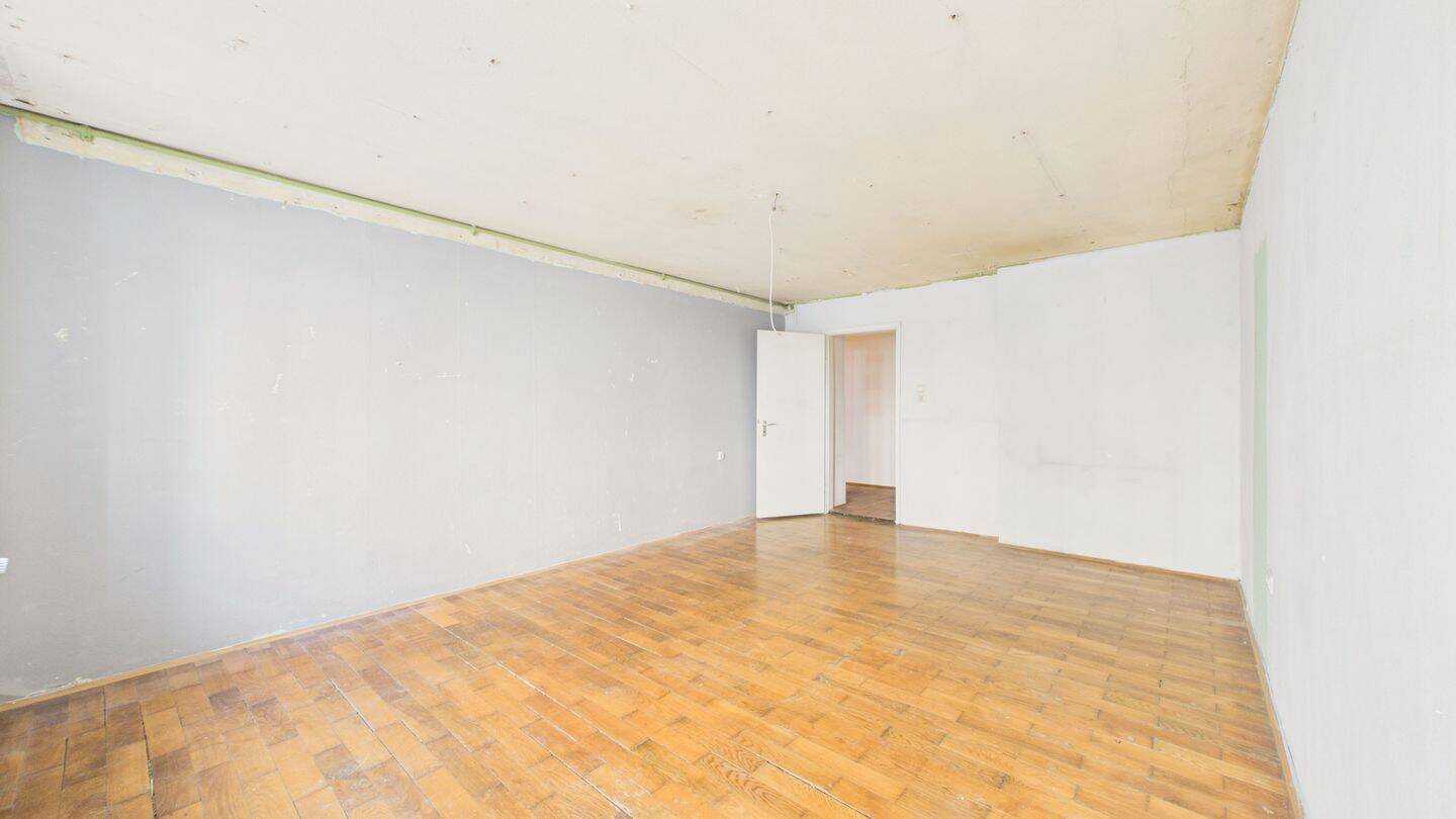 HEGERICH: Altbauwohnung mit Potenzial - 3 Zimmer im Erdgeschoss zur individuellen Gestaltung – München – Vorschaubild 2