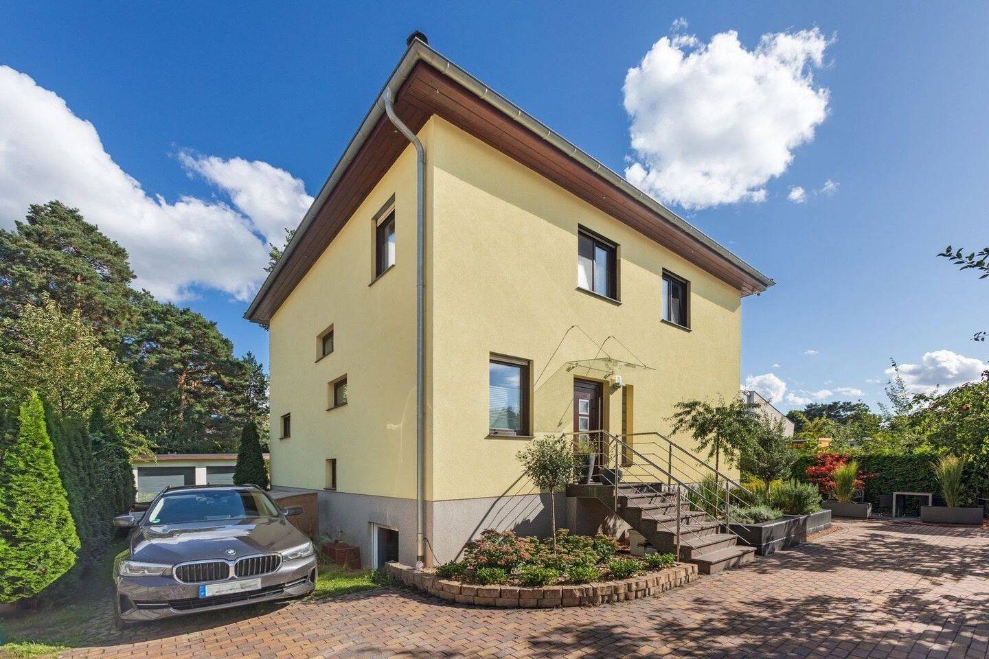 Hochwertiges Einfamilienhaus mit Einliegerwohnung & Pool – Eichwalde – Vorschaubild 3