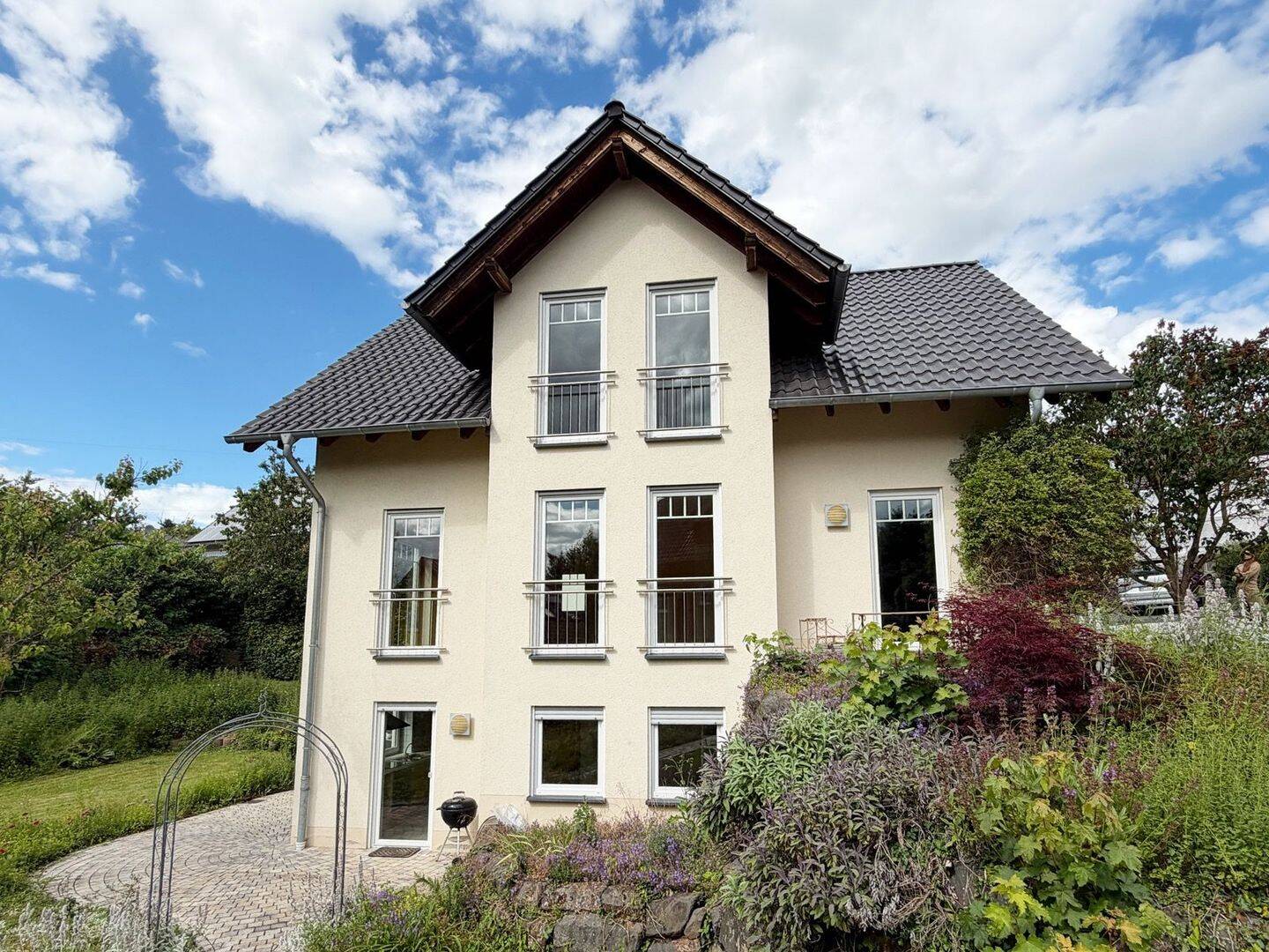 Familienfreundliches Architektenhaus mit Einliegerwohnung und Naturgarten in Linz am Rhein – Linz am Rhein – Vorschaubild 2