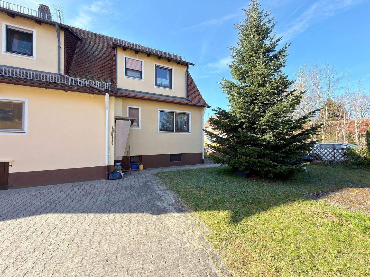 Ein Zuhause für die ganze Familie: Großzügiges Zweifamilienhaus mit schönem Grundstück, großem Balkon und zwei Garagen uvm. – Postbauer-Heng – Vorschaubild 3