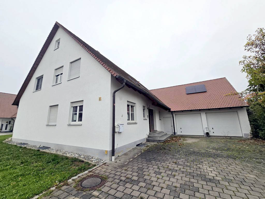 Gepflegtes Zweifamilienhaus mit schönem Garten und Doppelgarage – Reimlingen – Bild 1 von 7