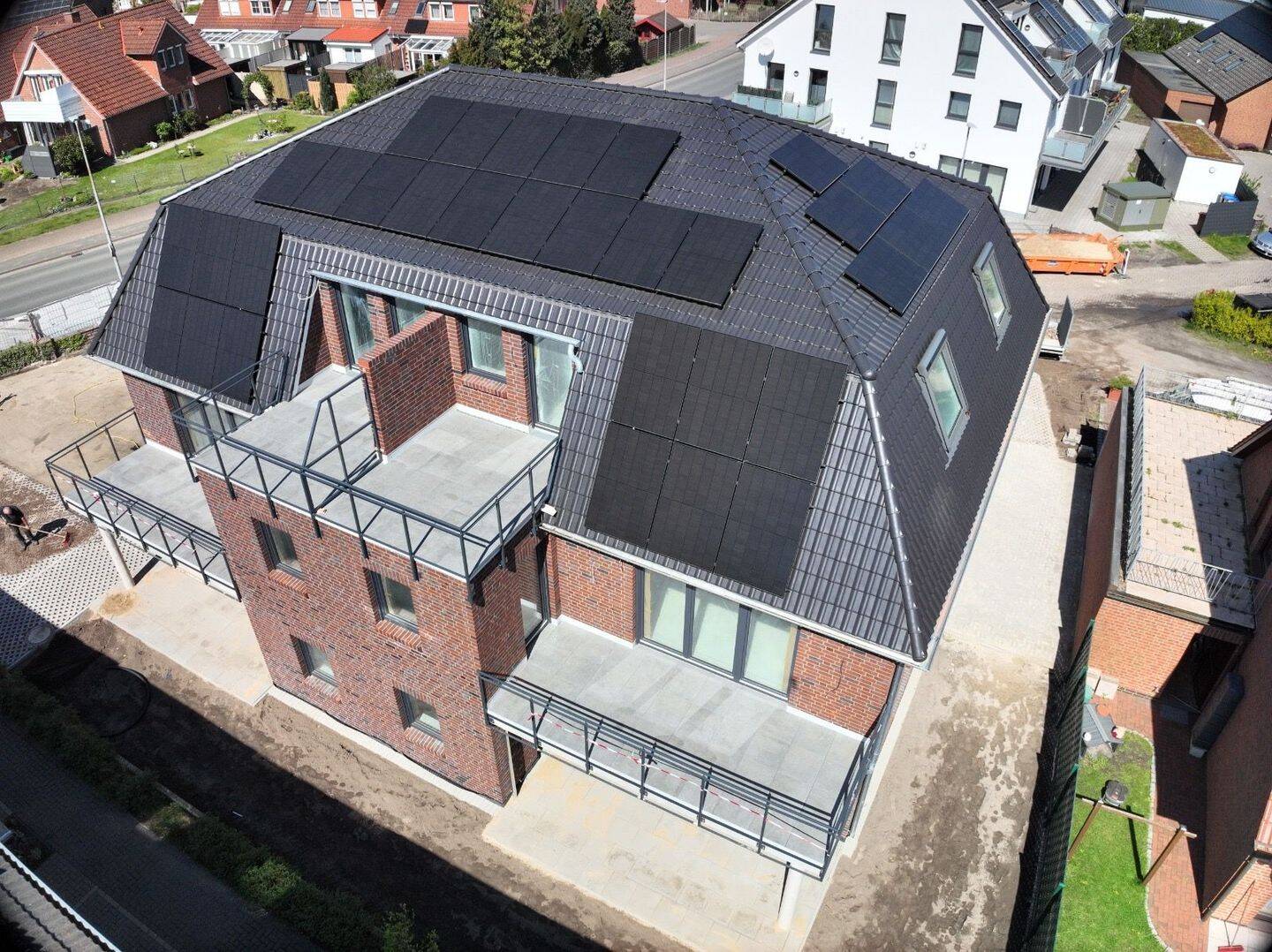 Tolle Neubau-Wohnung im Dachgeschoss, zentrale Lage in Kirchweyhe, ab sofort -- mit Fußbodenheizung, Fahrstuhl, Parkplatz und Balkon -- OHNE Küche!