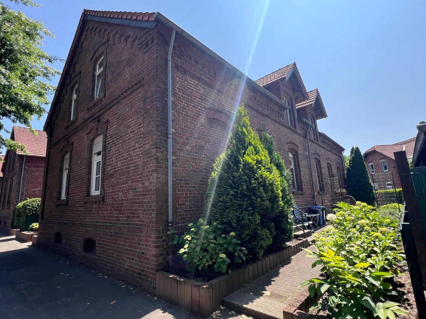 Charmantes Zechenhaus mit vier Wohneinheiten und zwei Garagen in zentraler Wohnlage! – Gladbeck – Bild 1 von 9