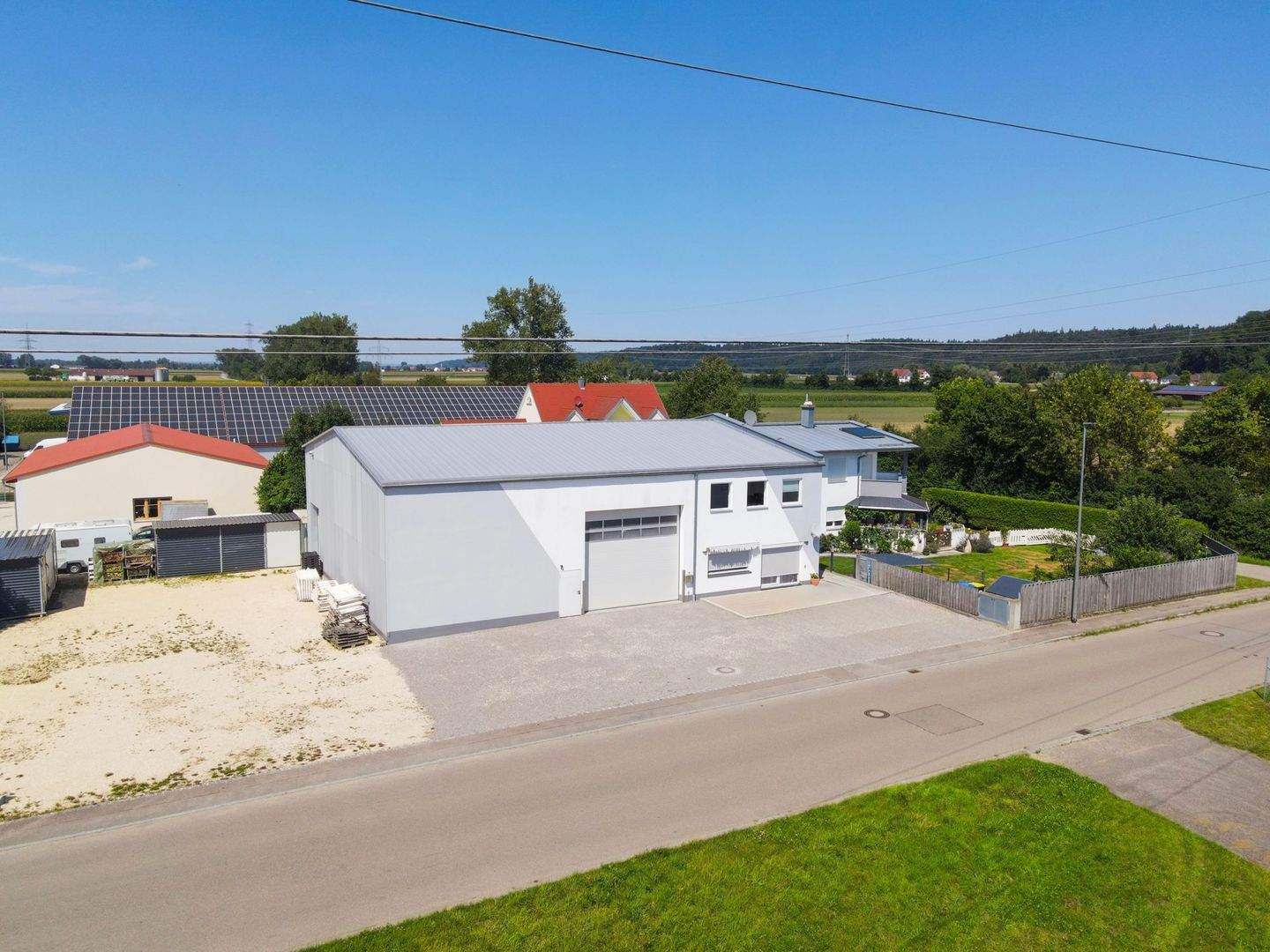 VERFÜGBAR ZUM KAUF - SOFORT NUTZBAR - Sehr guter Zustand Wohnen & Gewerbe, große Lagerhalle, Rehling – Rehling – Bild 1 von 9