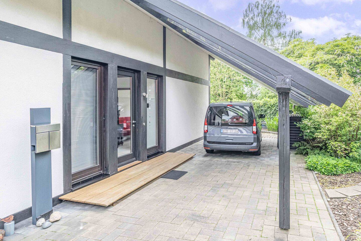 Exklusives Wohnen mit Sauna, Teich und großzügigem Raumangebot! – Wittmund – Vorschaubild 2