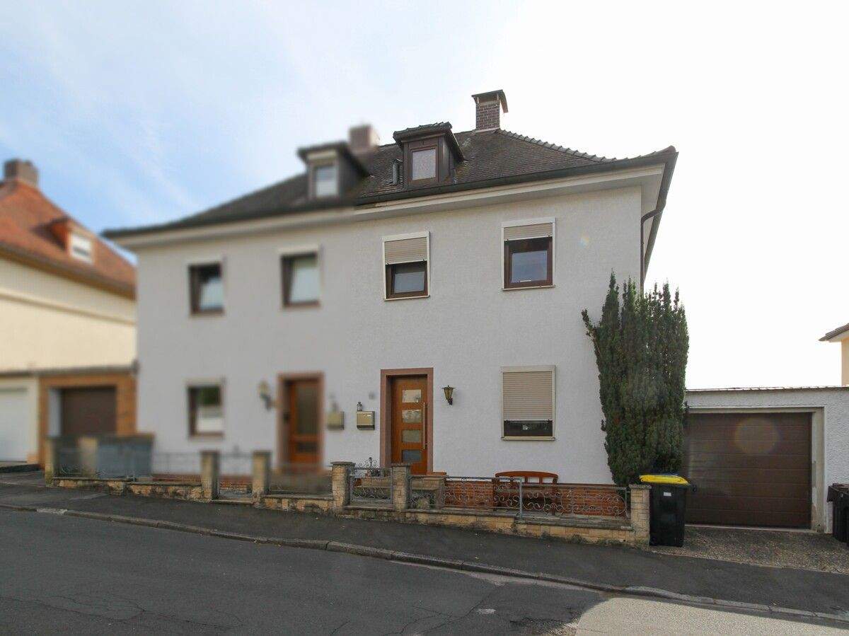 VERKAUFT: Vermietete Doppelhaushälfte mit Südgarten und Zierteich in Bad Hersfeld – Bad Hersfeld – Bild 1 von 9